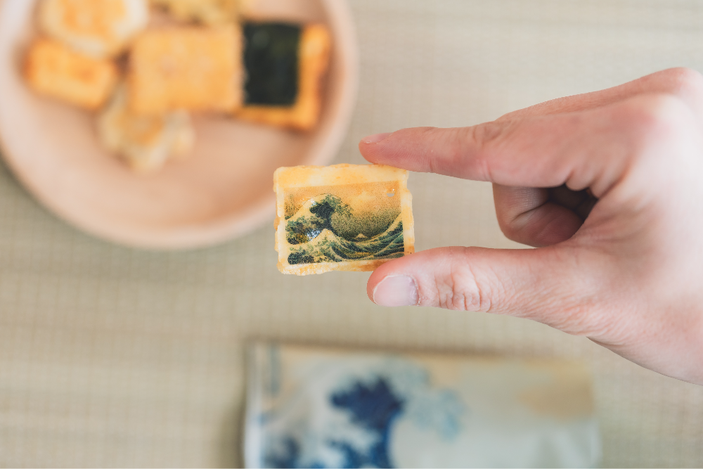 A rice cracker printed with Hokusai’s ukiyo-e — a tiny artwork you can hold in your hand.