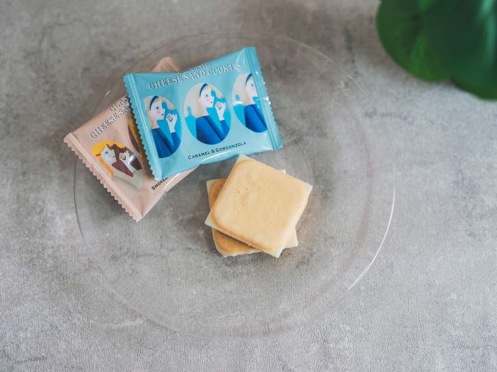 A small glimpse inside the box — where the night’s dessert begins.