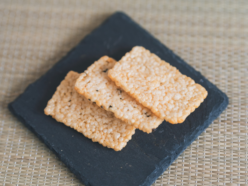 Akasaka Kakiyama “Keicho” — thin rice crisps inspired by the oval shape of Edo-period gold coins.